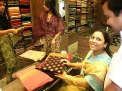 Butik Roopam Silks, symbol vzestupu kupní síly střední třídy Indie.