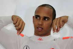 Hamilton vyhrál trénink v Abú Zabí, Vettel havaroval