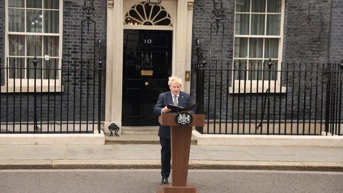 Expremiér Boris Johnson během své resignace.