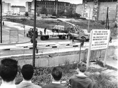 Pohled z amerického sektoru východním směrem, rok 1961. Berlínská zeď sovětský blok posílila, nejspíš i prodloužila studenou válku.