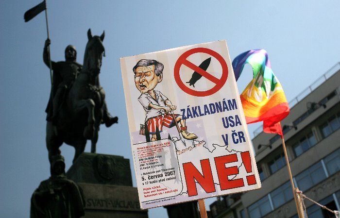 Demonstrace "NE základnám" na Václavském nám. - 01