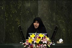 Ve vládě Íránu sedí první žena a muž,hledaný Interpolem
