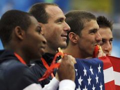 Jason Lezak (druhý zleva) zachránil medailové sny Michaela Phelpse.