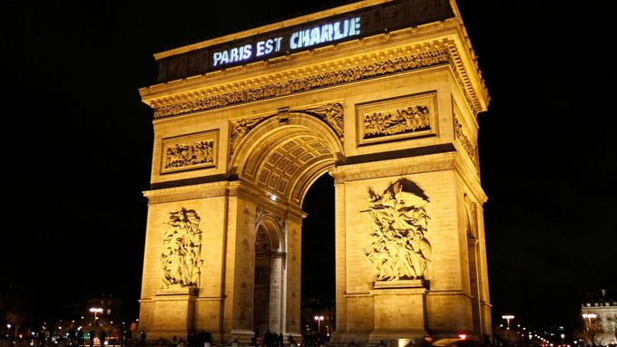 "Paříž je Charlie," hlásá nápis na Vítězném oblouku ve francouzské metropoli.