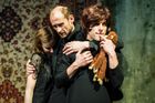 Recenze: Betonová zahrada ve Švandově divadle nešokuje incestem, ale oslovuje existenciální úzkostí