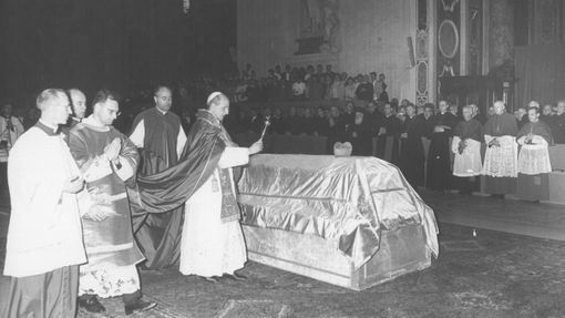 Papež Pavel VI. činí výkrop rakve kardinála Berana.