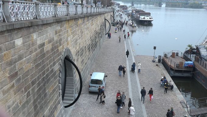 Pražské náplavky, hlavně ta na Rašínově nábřeží, jsou zvláště v létě oblíbeným cílem Pražanů i návštěvníků Prahy