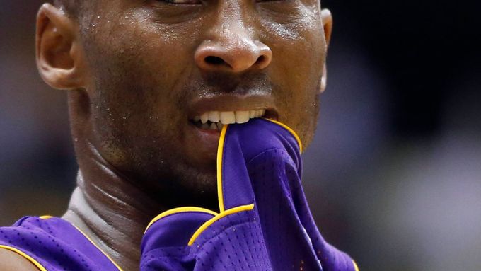 Kobe Bryant nemá moc důvodů k radosti. Lakers v letošní sezoně ještě nevyhráli venku.