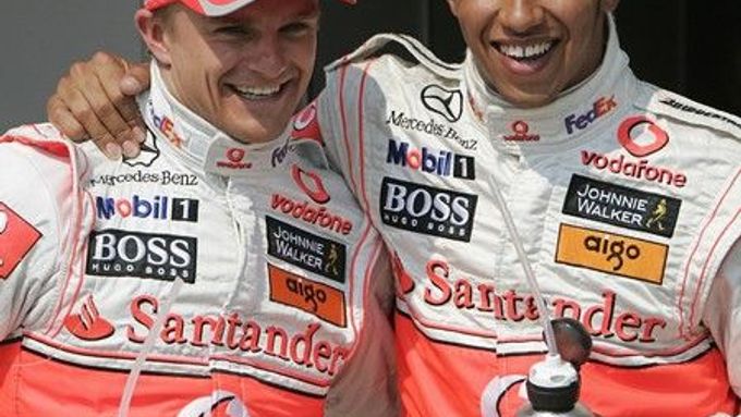 Piloti McLarenu se radují, právě si vyjeli první dvě místa na startovním roštu.