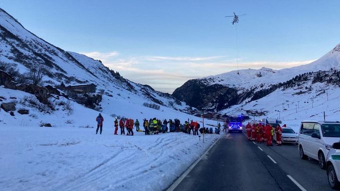 Snímek zachycuje rakouské záchranáře poblíž místa neštěstí, kde se strhla lavina.