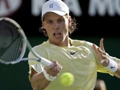 Český tenista Tomáš Berdych bojuje v osmifinále Australian Open proti Nikolaji Davyděnkovi z Ruska. Zápas prohrál 7:5, 4:6, 1:6 a 6:7.