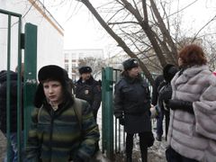 Evakuace lidí z napadené školy v Moskvě.