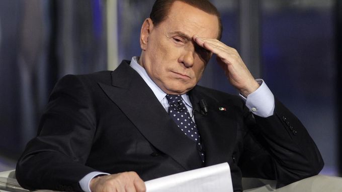 Berlusconi byl s bolestí v oku hospitalizován už v pátek.