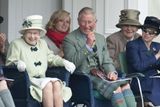 Na obrázku z roku 2010 rozesmátá královna Alžběta II., princ Charles v tradičním kiltu a úplně vpravo princezna Anna.