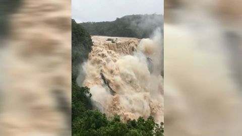 Video: Z poklidných vodopádů se kvůli silným dešťům stala rozzuřená síla