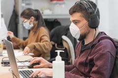 Pandemická opatření v práci: Kdo platí respirátory a co s neočkovanými zaměstnanci