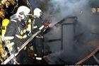 V Tišnově u Brna hoří skladovací hala, hasiči povolali chemickou laboratoř