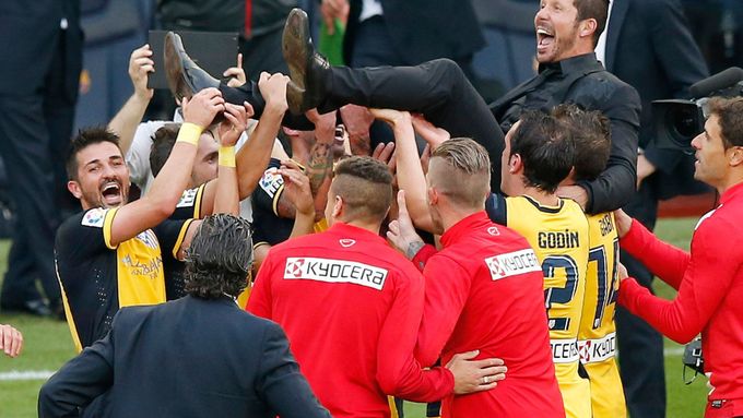 Diego Simeone, jenž dostal od svých svěřenců po zápase hobla, přiznal, že potlesk vestoje od fanoušků Barcelony je nejvíc, co v kariéře zažil.