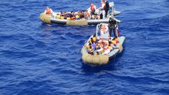 Fotky Mattea de Bellise z lodě italského námořnictva Virginio Fasan, která ve Středozemním moři pátrá po uprchlících.