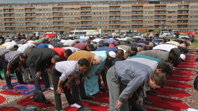 FOTO Modlitba na pláni. Muslimové přenesli mešitu k vnitru