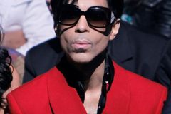 Prince vyjíždí na komorní turné po Evropě. Hrát bude bez kapely a Česko mine