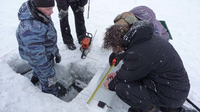 Výzkum v místě dopadu meteoritu u jezera Čebarkul