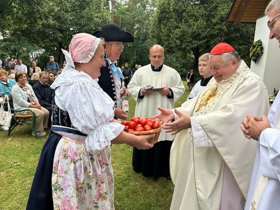 Dominik Duka měl na pouti vekou radost z mnoha krojovaných účastníků.