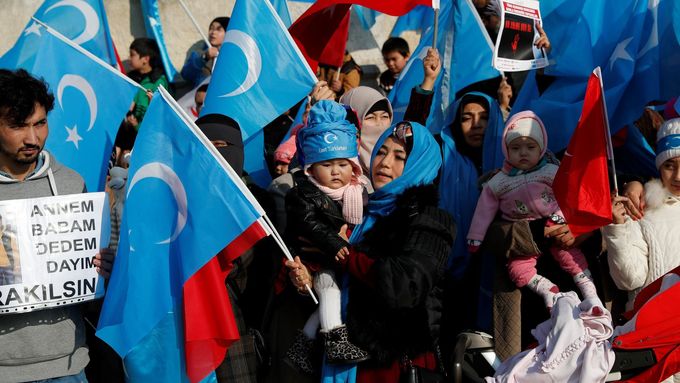 Ujguři, kteří utekli z Číny do Turecka, protestují proti čínskému režimu. V rukách mají vlajku Východního Turkestánu, kterým se dnes rozumí Ujgurská autonomní oblast Sin-ťiang.