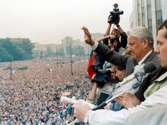 Ruský prezident Boris Jelcin po proslovu k masám lidí, kteří odmítali v roce 1991 pokus svrhnout Michaila Gorbačova.