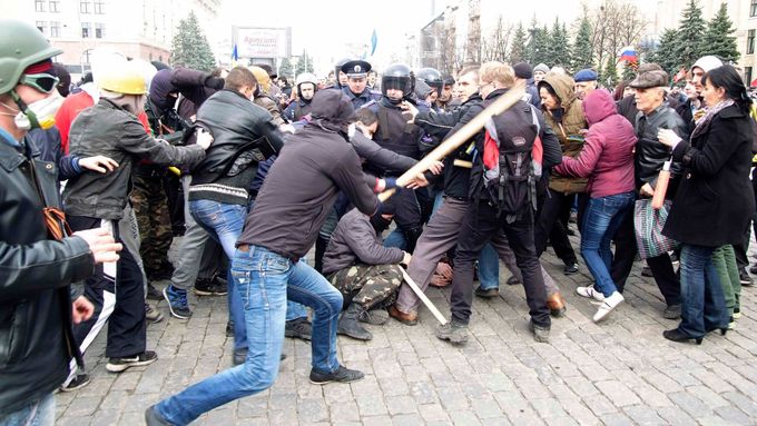 Separatisté v Charkově útočí na lidi, kteří demonstrují za jednotnou Ukrajinu.
