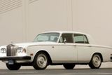 Rolls Royce Silver Shadow I byl vyroben v roce 1975. Najeto má jen 87 500 kilometrů. Ve výbavě jsou kožené sedačky, klimatizace, tempomat, dřevěné obložení i centrální zamykání. K mání je za 190 000 Kč