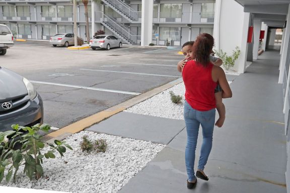 Idalis Fernandezová a její dvouletý syn musí stále bydlet v hotelovém pokoji. Jejich dům na Portoriku je zničený.