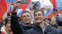 Alexej Navalnyj (uprostřed s telefonem) s manželkou Julií a bratrem Olegem na demonstraci v Moskvě v únoru 2019.