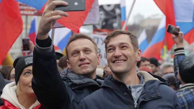 Alexej Navalnyj (uprostřed) s bratrem Olegem (vpravo) a ženou Julijí (vlevo) na demonstraci v Moskvě v únoru 2019.
