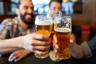 Přes "koronaokénka" vypili Češi o polovinu méně piva. Ztráty pivovarů jdou do miliard