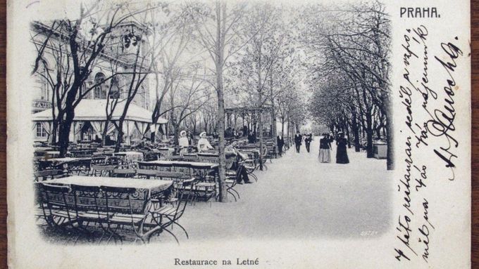Lanovka na Letnou sice vedla až do první světové války - ale ne přes Vltavu z druhého břehu. (Restaurace u Letenského zámečku, dobové foto.)