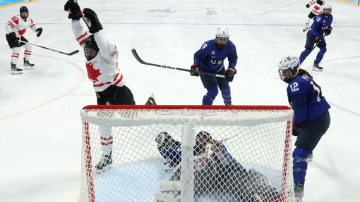 Souboj kanadských hokejistek proti Američankám.