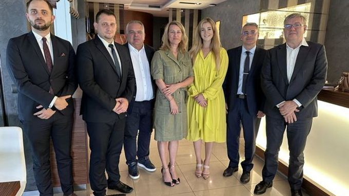 Vivien Babišová (ve žlutých šatech) na archivní fotce firmy, která je součástí koncernu Agrofert.