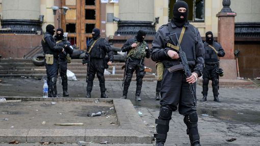Ukrajinské speciální jednotky hlídkují před správní budovou v Charkově.