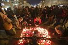 Lidé si připomínají zavražděného novináře. Pietní shromáždění se konají v Bratislavě, Praze i Brně
