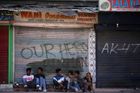 Město duchů v Kašmíru. Indové vyhlásili zákaz vycházení, v ulicích hlídkují vojáci