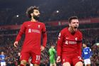 Mohamed Salah a Andrew Robertson slaví gól Liverpoolu v zápase proti Evertonu