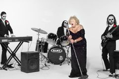 Přežila holokaust, byla americkou špionkou a v 97 letech zpívá v metalové kapele
