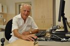 Olomouckému lékaři je 82 let a stále ordinuje. Už 12 roků slouží pro bezdomovce