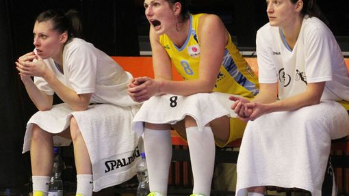 Basketbalistka ZVVZ USK Praha Ilona Burgrová (uprostřed) povzbuzuje spoluhráčky v utkání 1. kola Evropské ligy proti Salamance.