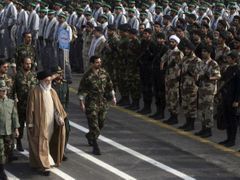 Alí Chameneí (v dlouhé róbě) na vojenské přehlídce
