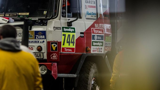 I když Rallye Dakar startuje až po Novém roce, logistické termíny jsou neúprosné a účastníci už tento týden naložili své závodní i doprovodné speciály na loď, která zamířila do Argentiny.