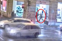 "Ani nezavolali policii.“ Video z přepadení v Brně vyvedlo vyšetřovatele z míry