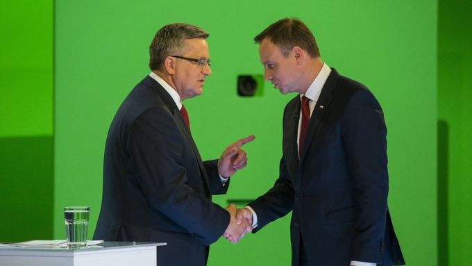 Kandidáti na úřad polského prezidenta Bronislaw Komorowski (vlevo) a Andrzej Duda se zdraví při poslední předvolební televizní debatě.