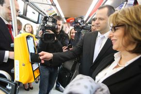 Obrazem: Ve dvou pražských tramvajích jde platit kartou. Krnáčové se to podařilo až napotřetí